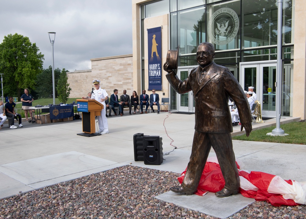 Sailors Attend Harry S. Truman Library and Museum Dedication During Kansas City Navy Week