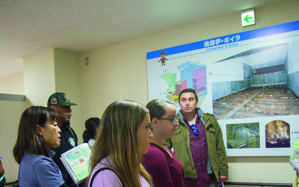 Eye-opener: Marines and civilians visit environmental facility / ごみ処理施設見学で海兵隊員 「目からうろこ」
