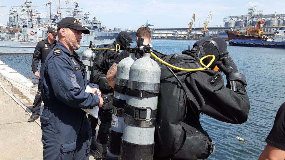 DVIDS - Images - Exercise SEA BREEZE RCN Clearance Divers [Image 3 of 13]