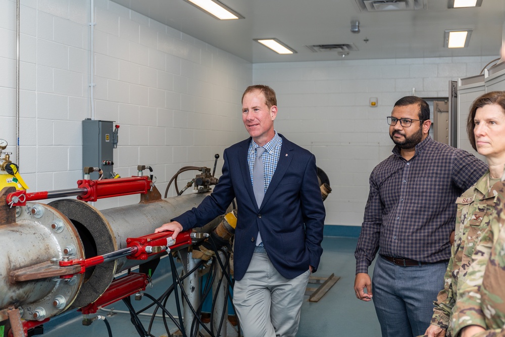 Interim Dean of Uniformed Services University School of Medicine, Captain Eric Elster, Visits Walter Reed Army Institute of Research