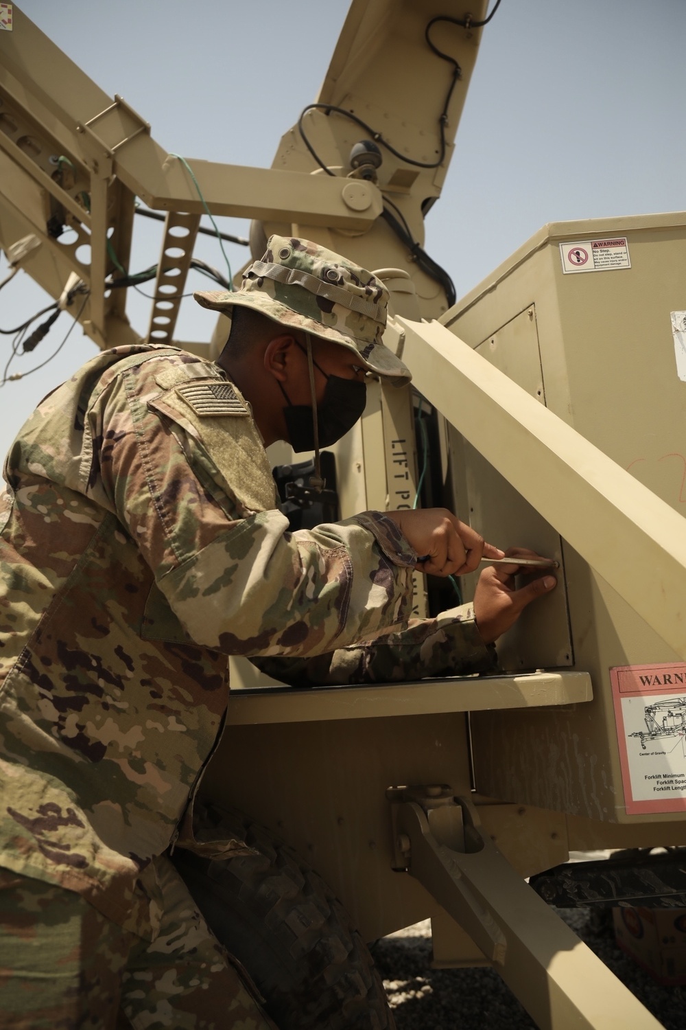 414th Signal Company conduct training on satellite transportable terminal