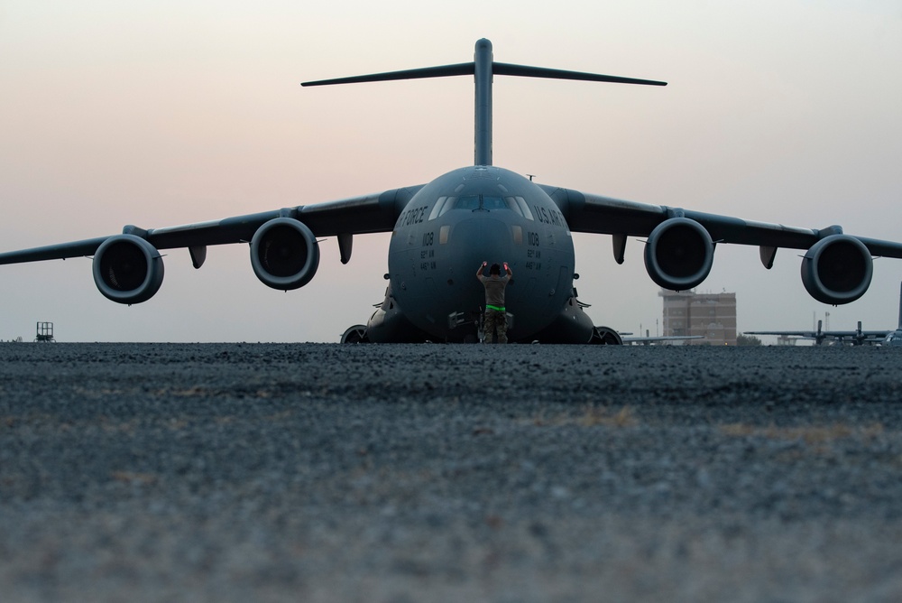 U.S. Airmen, Soldiers unload cargo, passengers