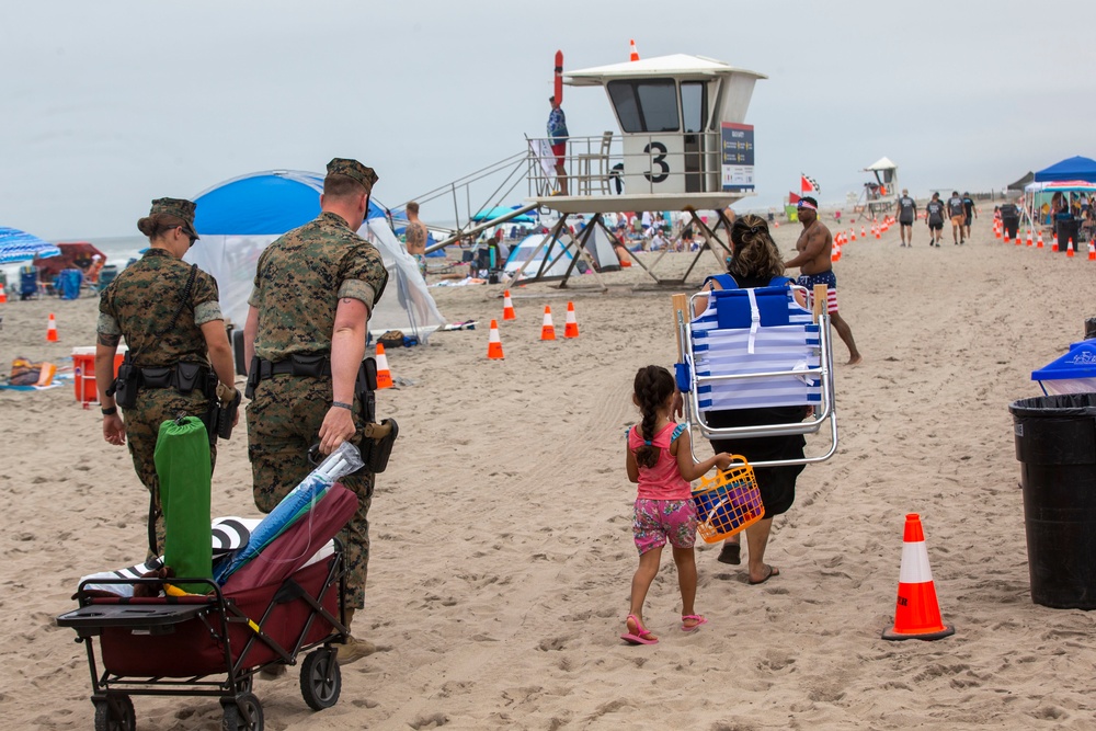 Service members, families relax at Del Mar Beach for Independence Day