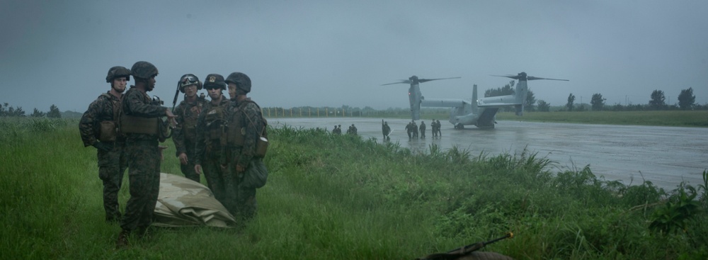 31st MEU conduct a FARP training exercise