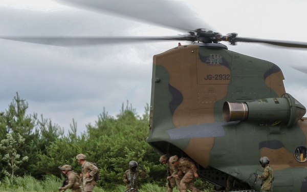 Dogface Soldiers and Japan Ground Self-Defense Force members participate in bilateral operation during Orient Shield 21-2