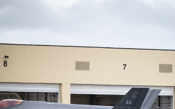 355th AMU conducts first hot pit refueling as an F-35 unit