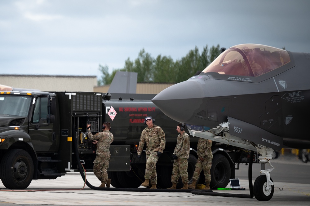 355th AMU conducts first hot pit refueling as an F-35 unit