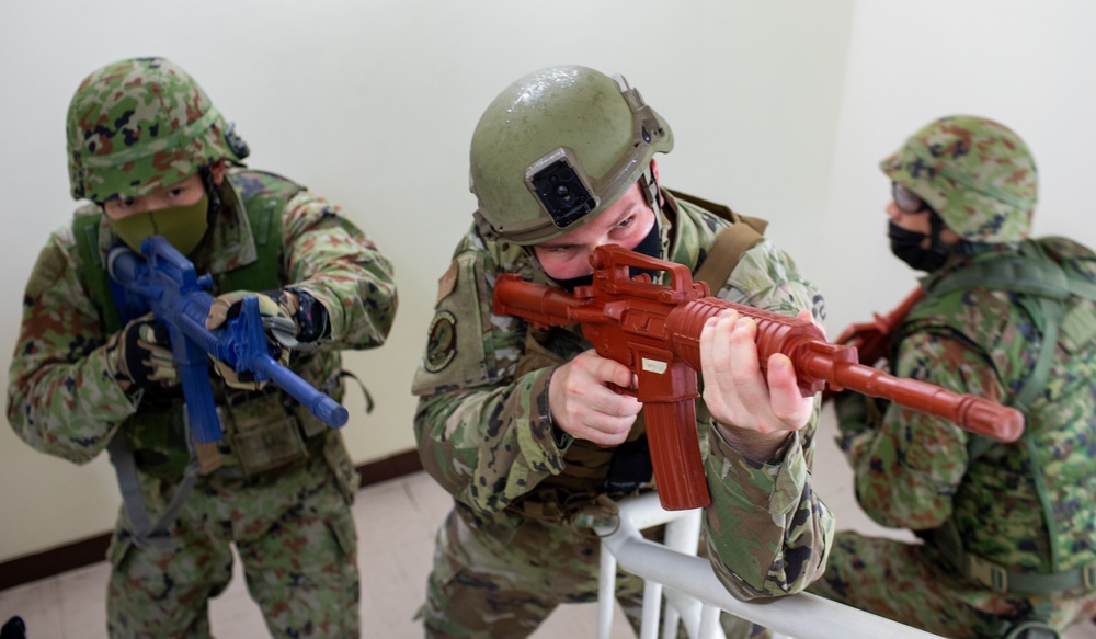 Yokota trainer instructs CQC tactics