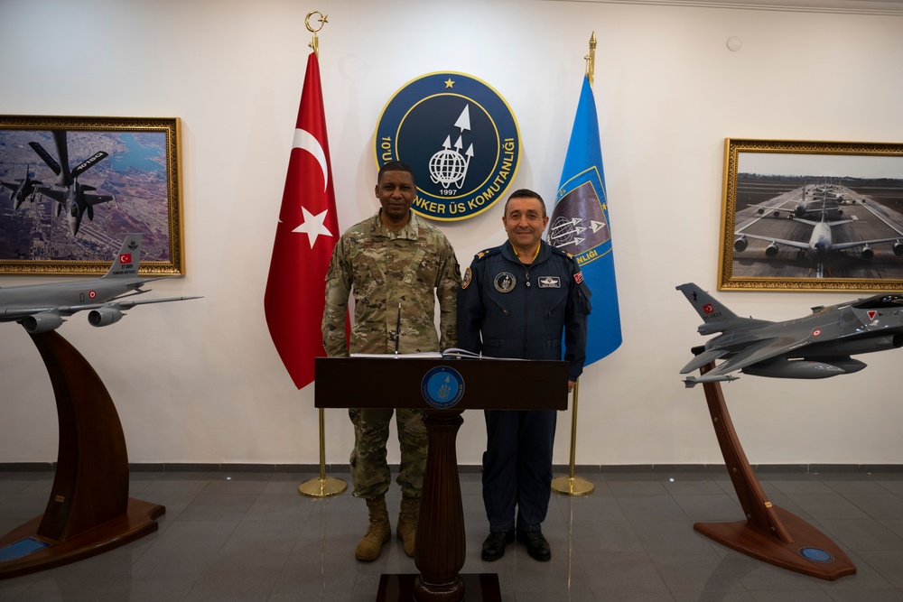 Third AF commander visits 10th Tanker Base commander