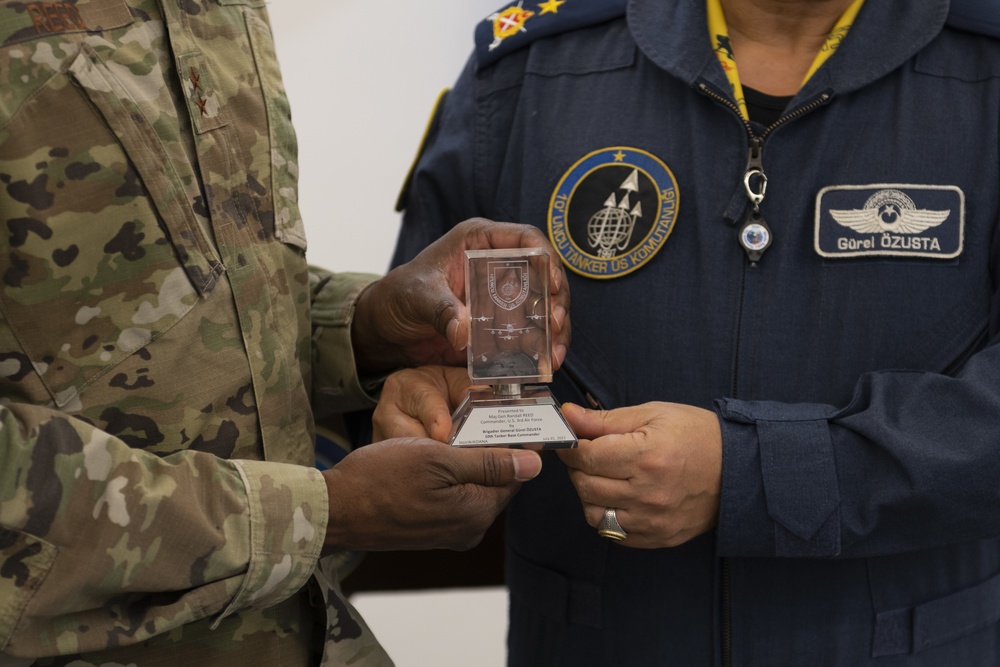 Third AF commander visits 10th Tanker Base commander