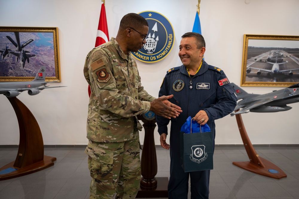 Third AF commander visits 10th Tanker Base commander