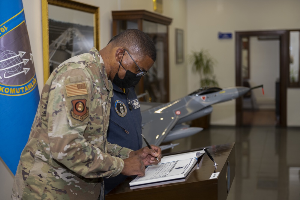 Third AF commander visits 10th Tanker Base commander