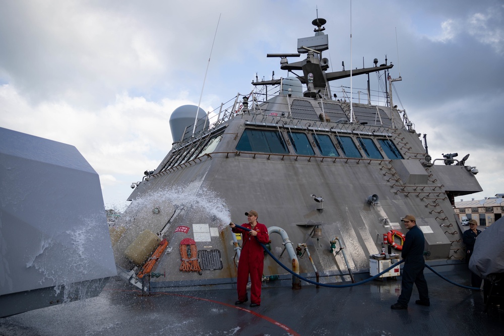 USS Sioux City Sailors Conduct a Freshwater Washdown