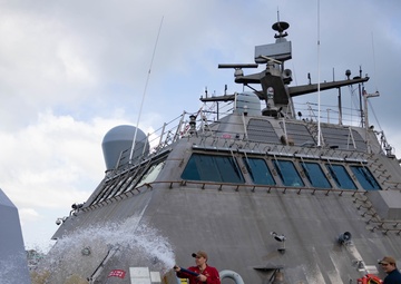 USS Sioux City Sailors Conduct a Freshwater Washdown