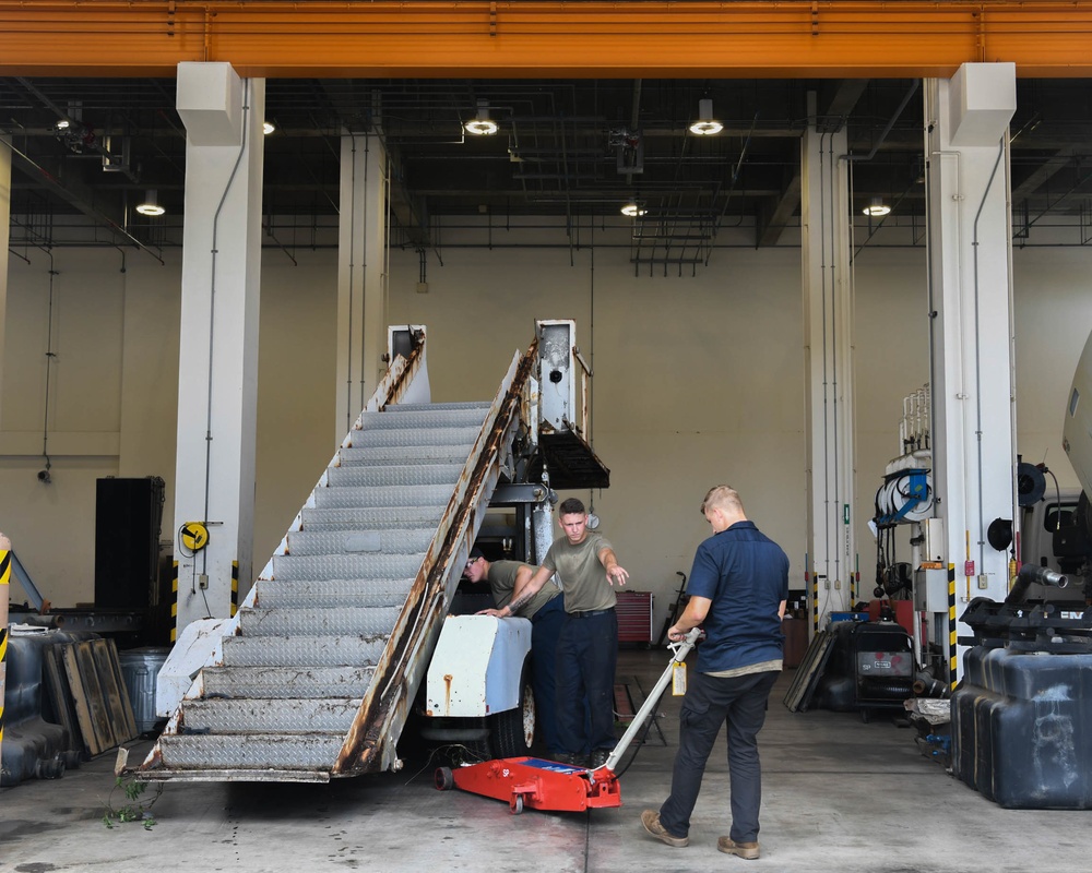 18 LRS Special Purpose technicians break it down