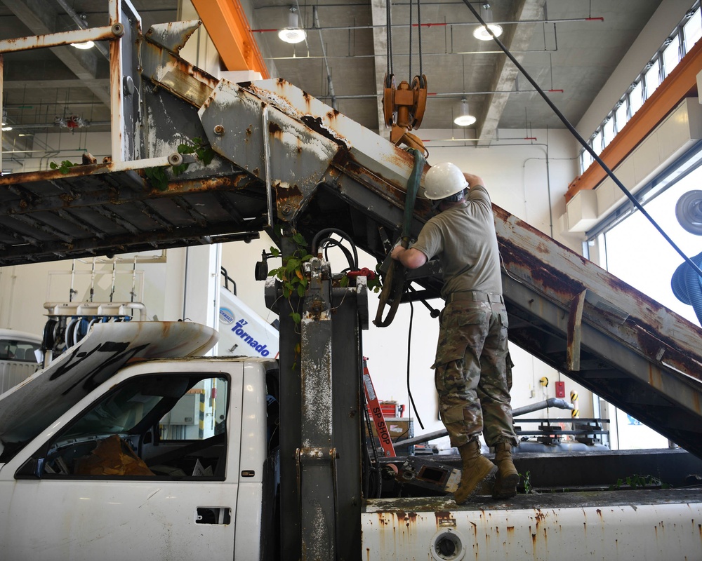 18 LRS Special Purpose technicians break it down