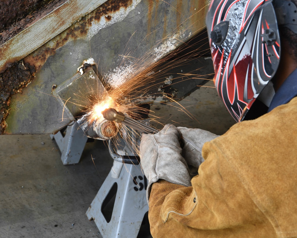 18 LRS Special Purpose technicians break it down