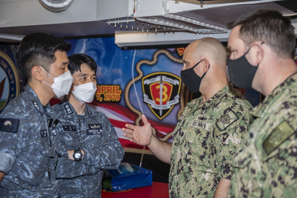 Cmdr. J.J. Murawski (left), commanding officer of USS Rafael Peralta (DDG 115), and Cmdr. Charles Cooper (right), executive officer, meet with officers from the Republic of Korea