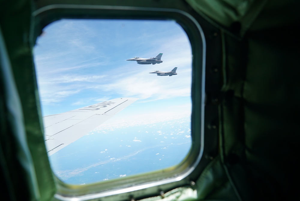 Ohio Air National Guard wings work together: KC-135 refuels F-16s
