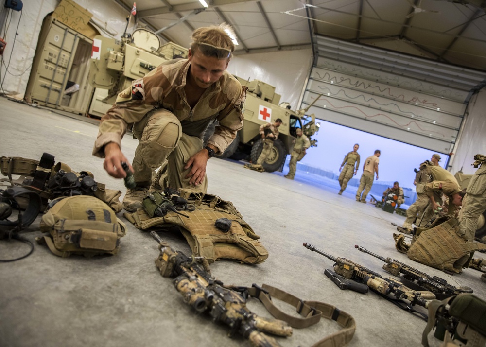 Norwegian Quick Response Forces Conducts Night-Operations Training Excercise