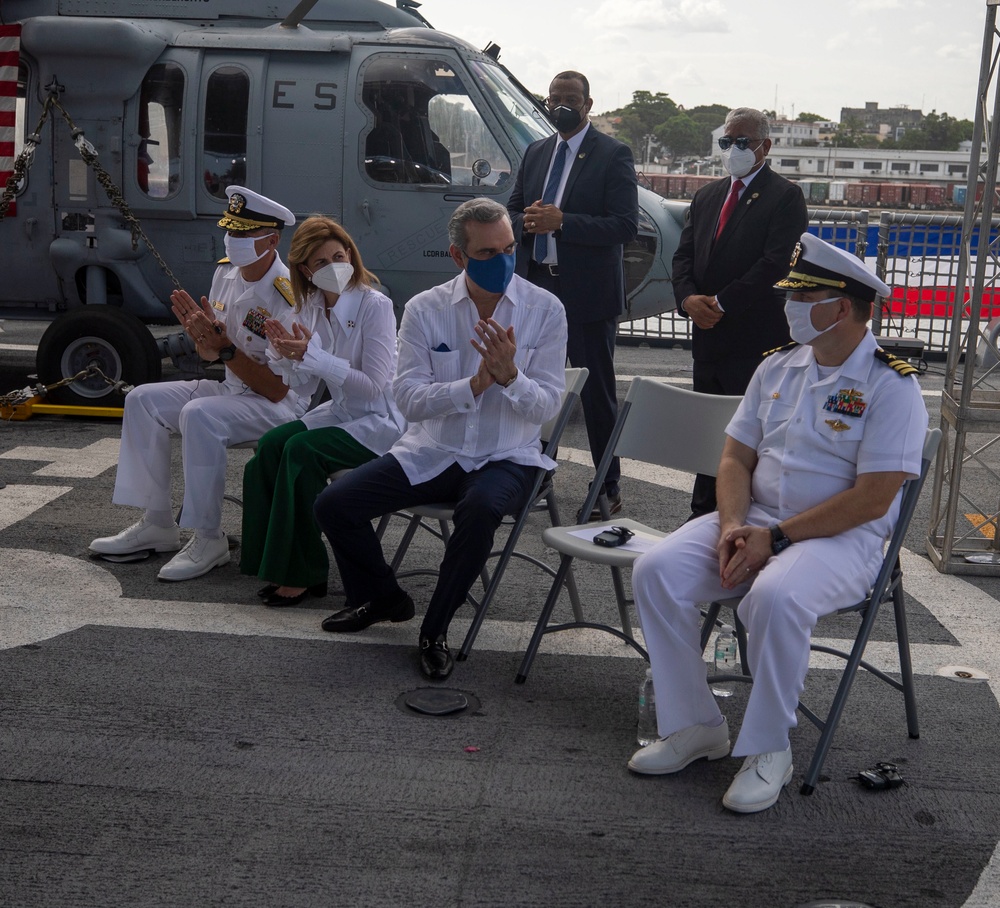 President of the Dominican Republic Applauds Commanding officer of USS Billings