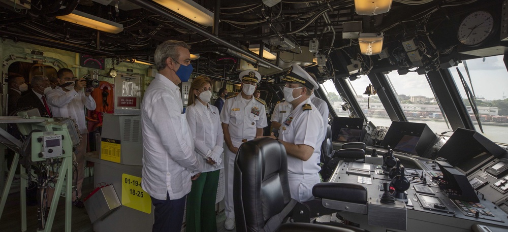 President of the Dominican Republic Tours the Pilot House Aboard USS Billings