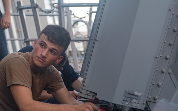 USS Pinckney (DDG 91) is underway in the Pacific Ocean