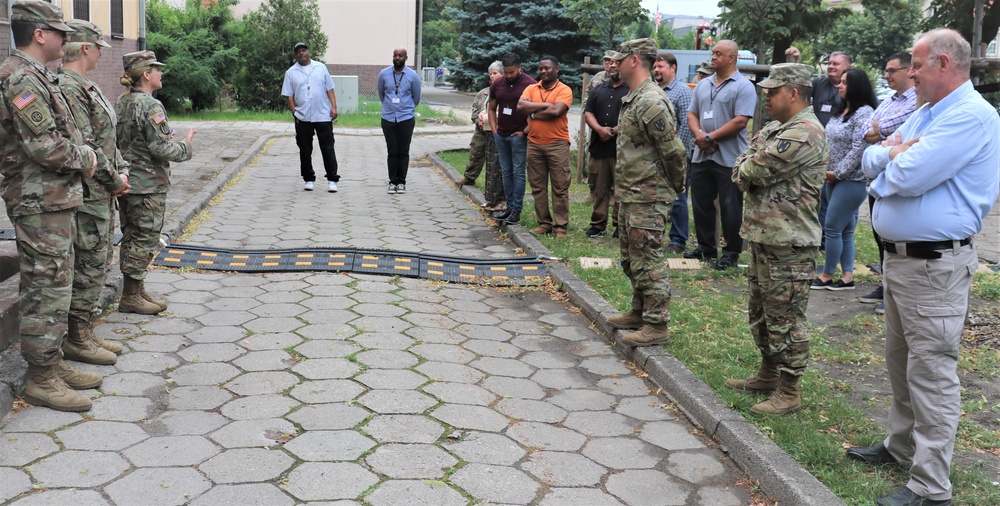 ASG-P commander recognizes the 847th HR CO postal team