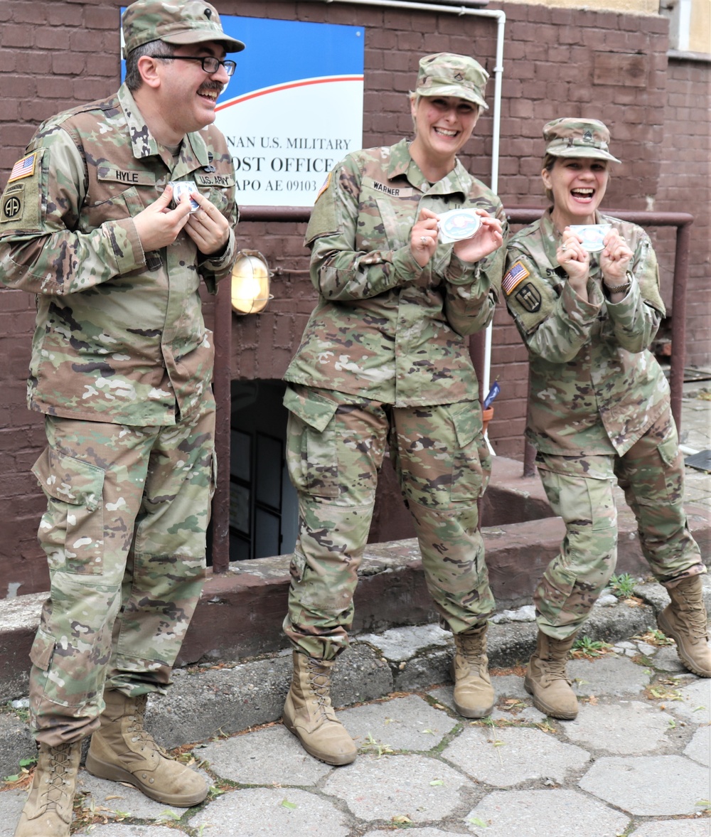 ASG-P commander recognizes the 847th HR CO postal team
