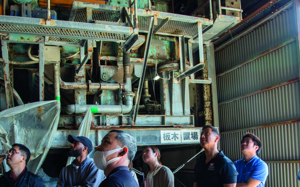 US military officials deepen their knowledge through paper factory tour / 在沖米軍関係者、製紙工場視察で知識深める