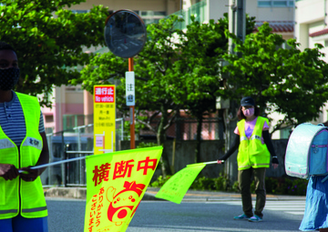 Back to school, Marines on guard for children / 海兵隊員と共に日常戻る登校風景