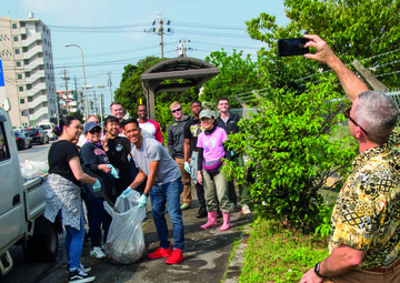 Marines enjoy fence line cleaning alongside Camp Lester / キャンプ・レスター国道沿い清掃楽しむ海兵隊員
