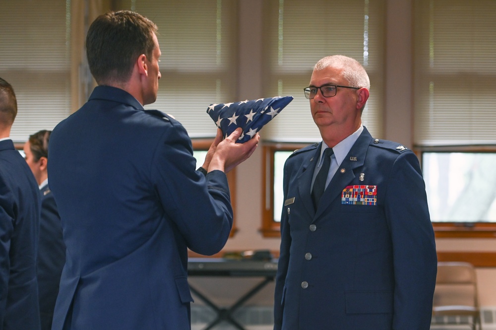 MDS commander retires