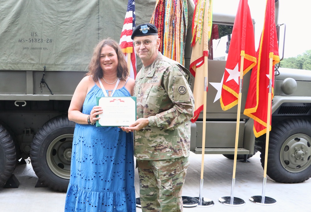 Lt. Gen. Terry R. Ferrell Presents Outgoing 1st TSC Commanding General Award