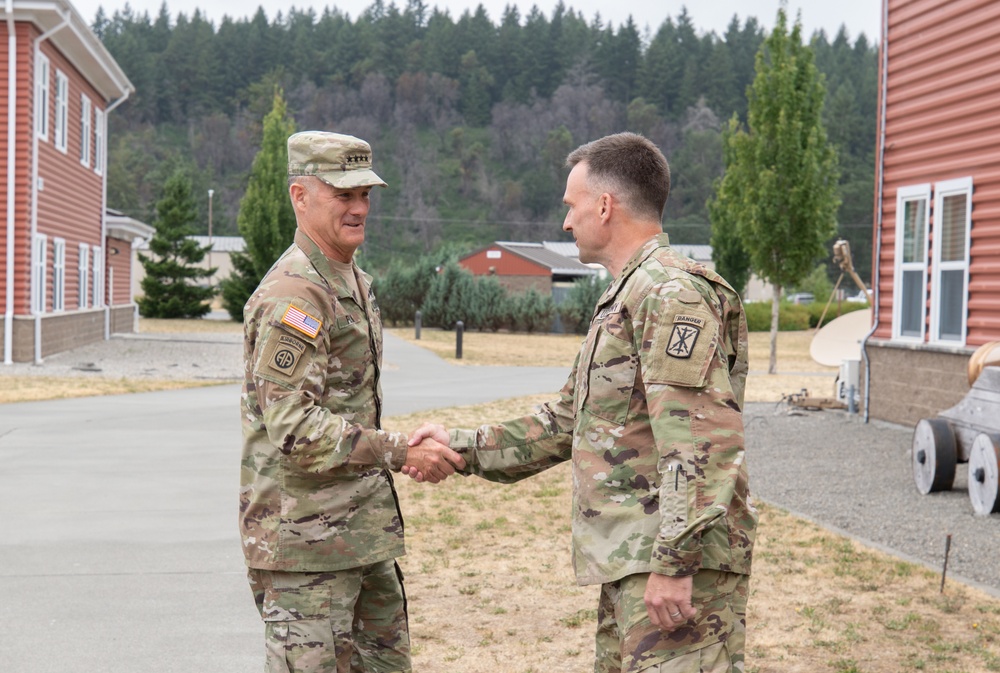 USARPAC Commanding Gen. visits 17th FAB