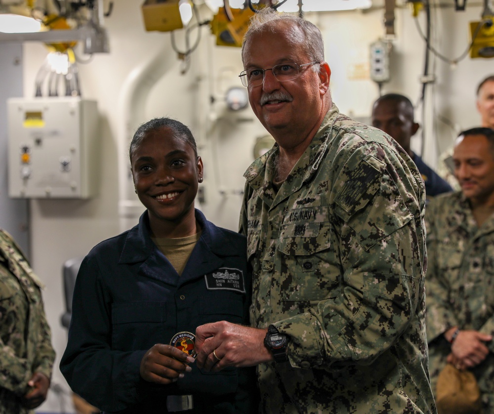 Dvids - Images - Navy Surgeon General Visits Makin Island [image 3 Of 6]