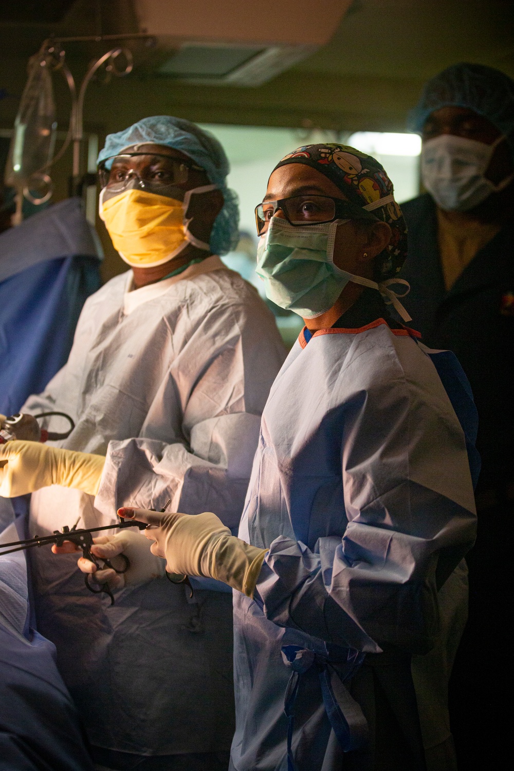 Surgical team conducts a laparoscopic appendectomy