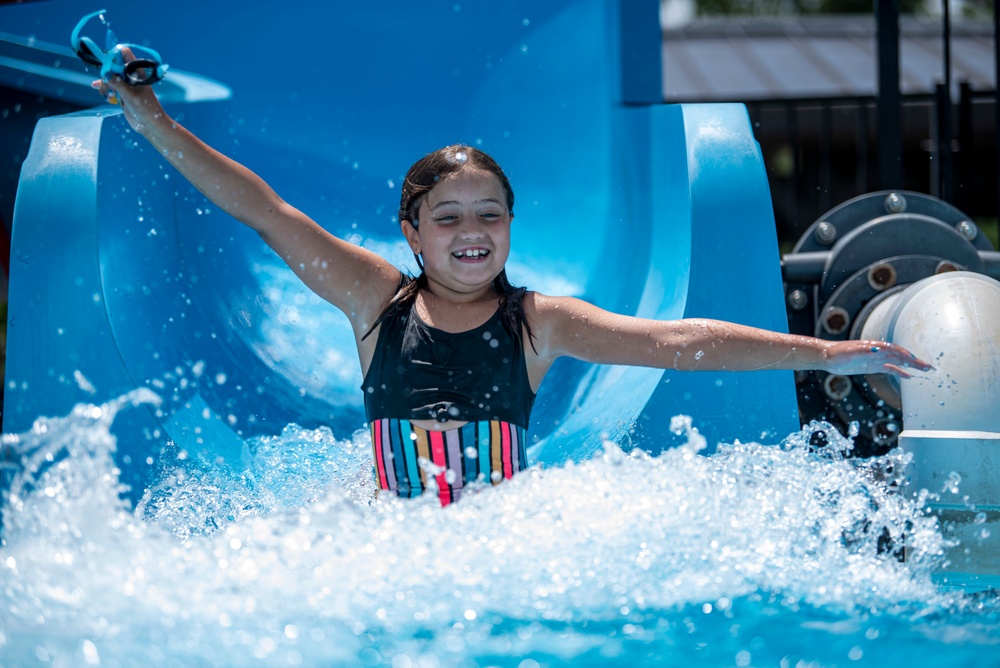 Kids make splash at Oasis Pool