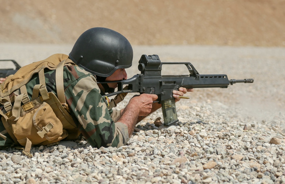 Peshmerga soldier conducts shooting training with an G-36