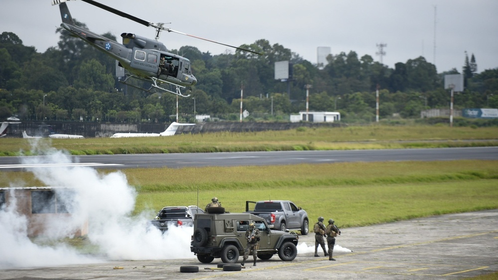 SOUTHCOM Commander Visits Guatemala, Meets with President, Military Leaders