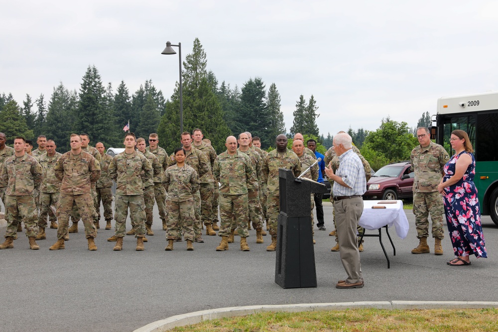 Former Defense Secretary Robert Gates addresses Washington National Guard members