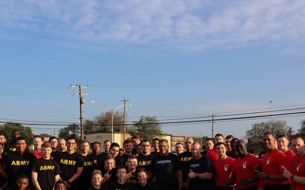 36th Engineer Brigade conducts physical training with the FORSCOM Command team