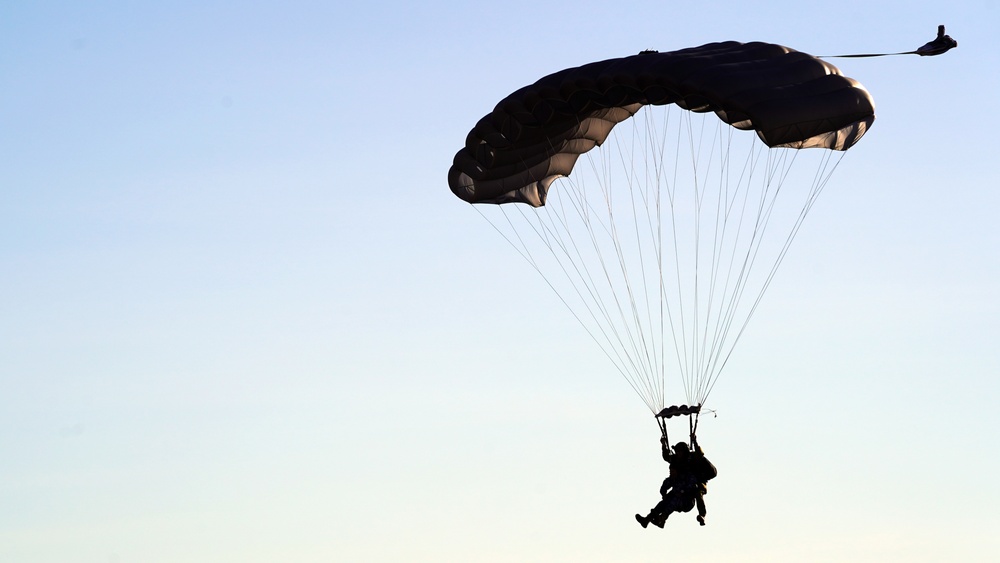 U.S., Australian Forces Conduct Free-Fall in Preparation for TS21