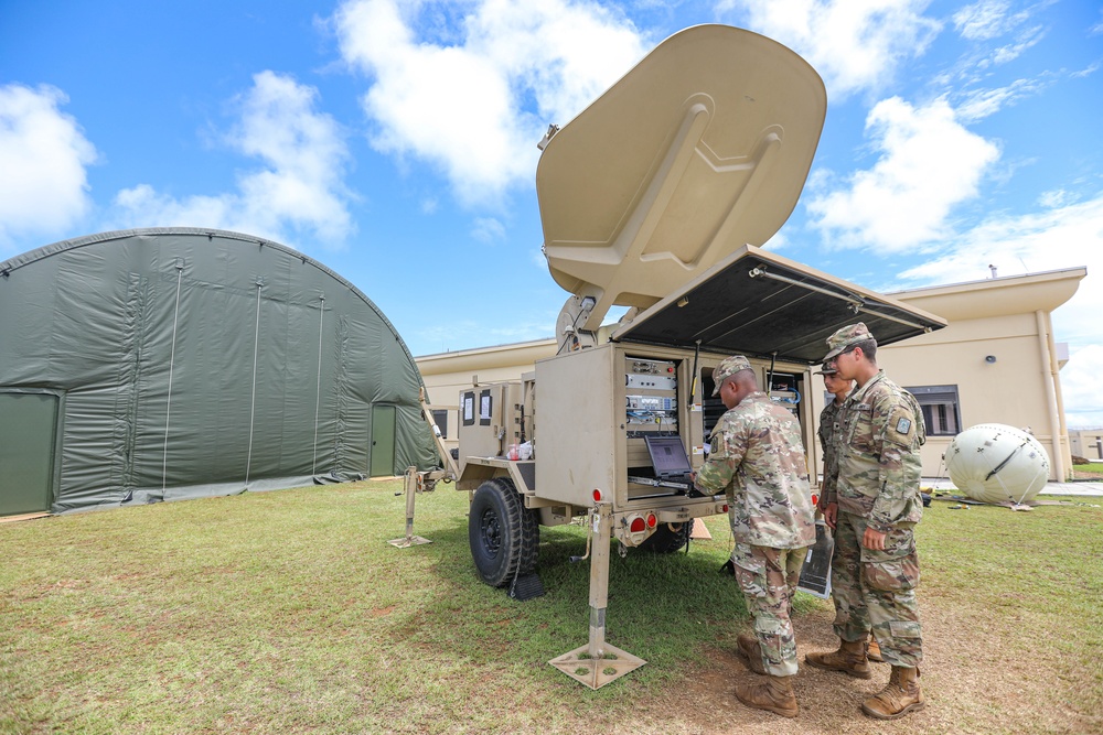 Signal Soldiers set up satellite communications for Forager 21