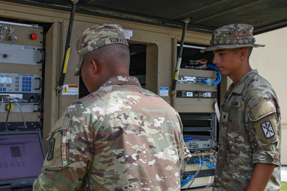 Signal Soldiers set up satellite communications for Forager 21