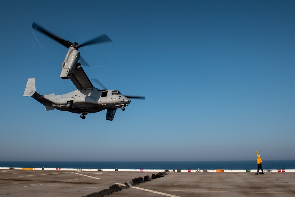 USS Lewis B. Puller Conducts Flight Operations With Task Force 51/5