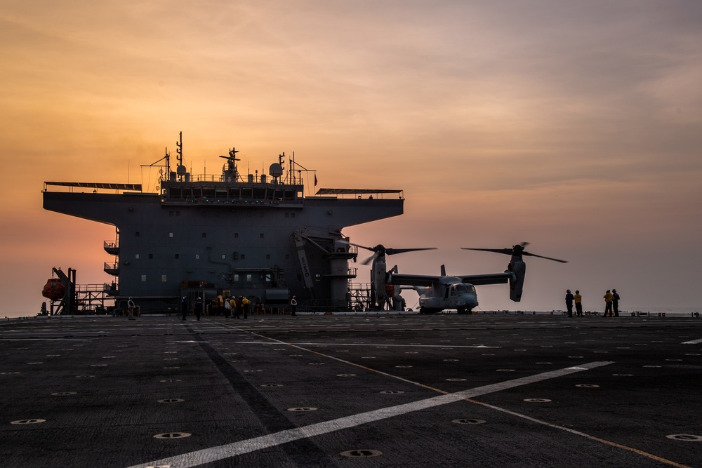 USS Lewis B. Puller Conducts Flight Ops With Task Force 51/5