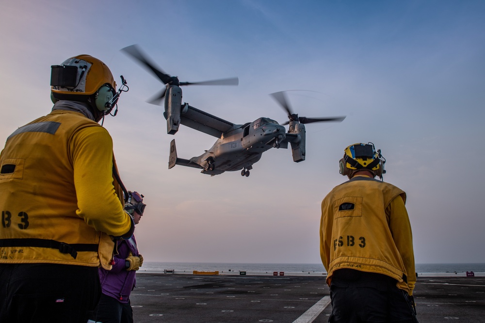 USS Lewis B. Puller Conducts Flight Ops With Task Force 51/5