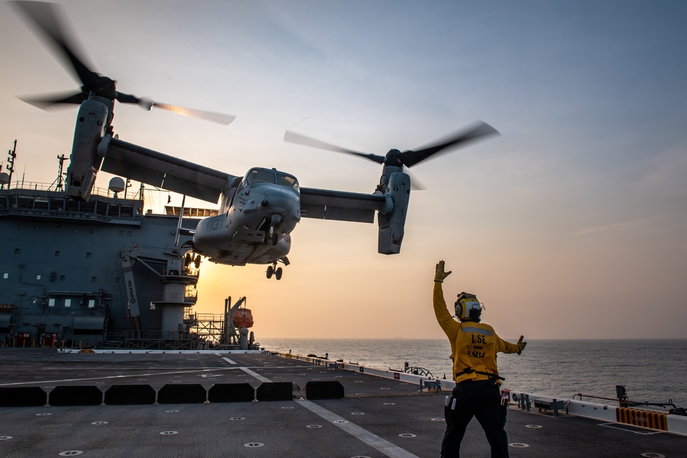 USS Lewis B. Puller Conducts Flight Ops With Task Force 51/5