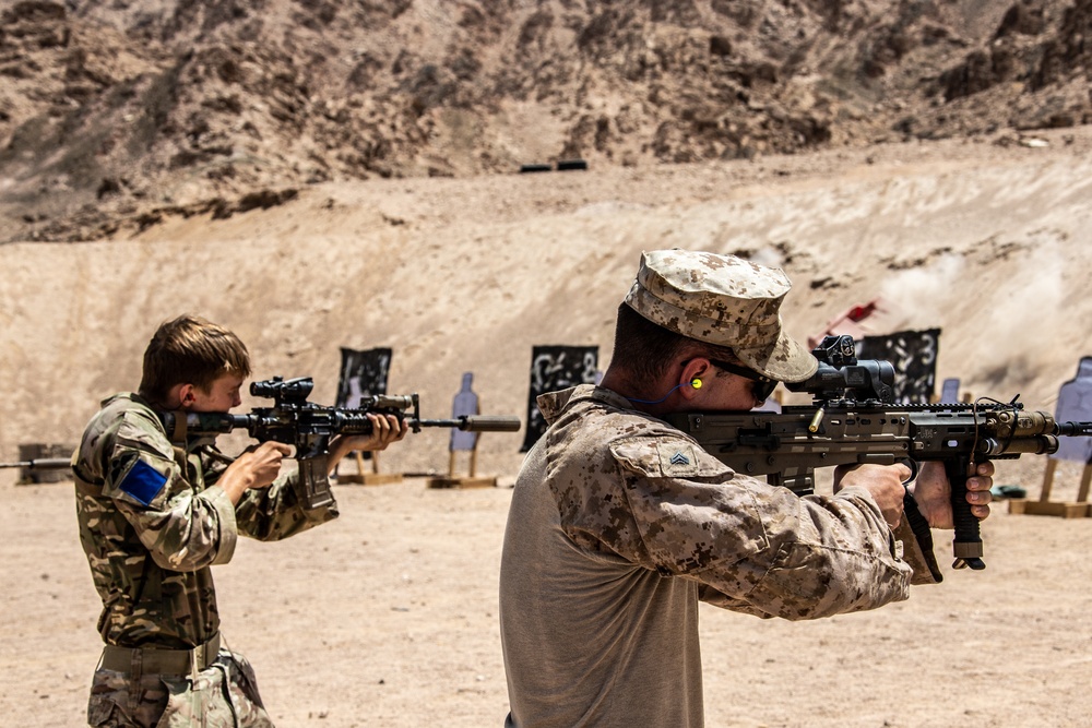 2/1 Trains with British Army 2nd Battalion, Parachute Regiment